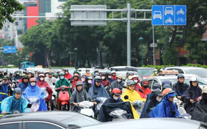 Giao thông Hà Nội ùn tắc nhiều nơi sau mưa lớn