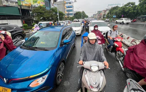 Hà Nội: Mưa lớn khiến một số tuyến phố ngập úng, giao thông ùn tắc 