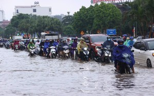 Hà Nội mưa không dứt, giao thông ùn tắc