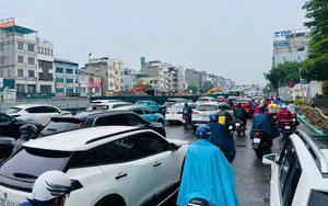 Cảnh sát giao thông Hà Nội phân luồng tại các điểm ngập do mưa lớn
