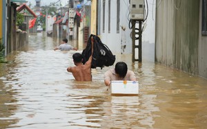 Hà Nội: "Rốn lũ" Trần Phú căng mình chống lũ