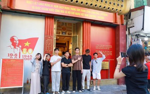 Hà Nội: Đông đảo du khách tìm về "địa chỉ đỏ" 48 Hàng Ngang trong ngày Quốc khánh