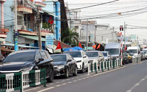 Phương tiện xếp hàng dài chờ qua phà Cát Lái về TP. Hồ Chí Minh chiều 2/9