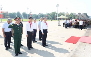 Tổng Bí thư, Chủ tịch nước Tô Lâm dâng hương tưởng nhớ Chủ tịch Hồ Chí Minh