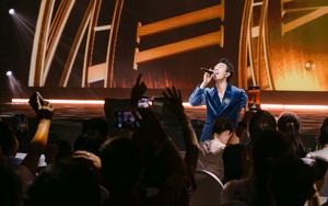 Dương Edward “dát vàng lỗ tai” khán giả với màn hát live tiếng Anh cực đã