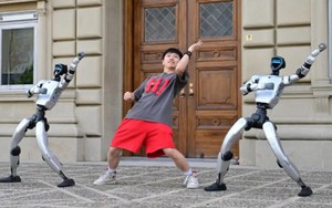 Robot "so tài" cùng con người tại America's Got Talent