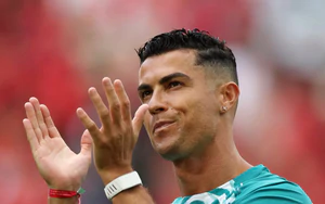 Ronaldo lần đầu dự bị trọn 90 phút sau 18 năm, không cùng ĐT Bồ Đào Nha ra cảm ơn CĐV