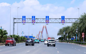 Hình ảnh thí điểm giữ khoảng cách, giới hạn tốc độ 3 làn ô tô trên cầu Nhật Tân