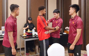 Xuân Son bịn rịn chia tay tuyển Việt Nam, HLV Kim Sang Sik khiến người hâm mộ xúc động