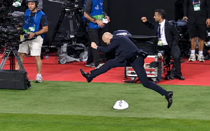 Màn ăn mừng gây sốt của Zidane sau chiến thắng kịch tính ở Nations League