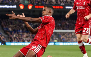 Isak ghi 2 bàn trong 3 phút, Liverpool thắng trận đầu tại Ngoại hạng Anh mùa giải mới