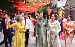 Phu nhân Tổng Bí thư, Chủ tịch nước Tô Lâm và Phu nhân Tổng thống Myanmar thăm làng lụa Vạn Phúc