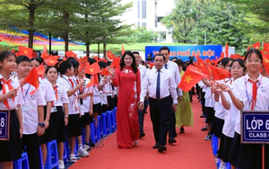 Bí thư Thành ủy Hà Nội dự Lễ khai giảng năm học mới tại Trường THCS Trần Duy Hưng