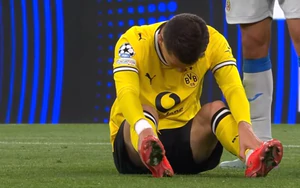 Ngôi sao của Dortmund nhập viện sau khi đổ gục trên sân ở Champions League