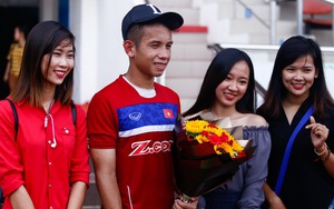 Sao HAGL được “fan” nữ tổ chức sinh nhật trên sân tập tuyển Việt Nam