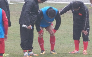 Công Phượng gặp chấn thương, U23 Việt Nam 'đội mưa' tập luyện