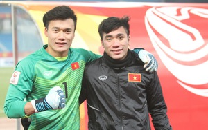 Thủ môn Tiến Dũng năn nỉ để được chụp ảnh cùng em trai