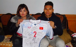 Tấm áo trị giá 10.000 bảng Anh và cái tình của cầu thủ Việt