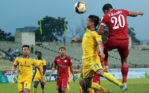 Sao U23 Việt Nam suýt gãy chân vì pha vào bóng thô bạo của cầu thủ TP.HCM