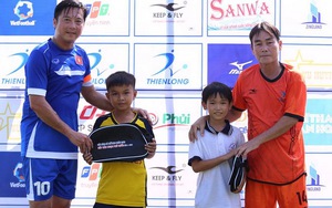 Cựu danh thủ Huỳnh Đức và Văn Lợi trao 29,4 triệu đồng cho học sinh nghèo Phú Quốc