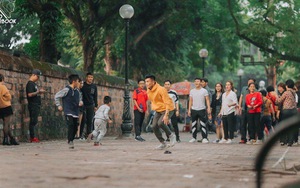 Tiến Dũng và Quang Hải trổ tài ca hát, chơi trò dân gian trong ngày xả trại