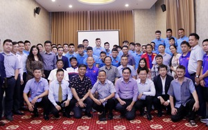 Đại sứ Việt Nam tại Lào động viên tinh thần thầy trò HLV Park Hang Seo