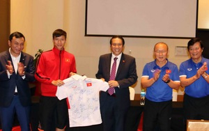 Đại sứ Việt Nam tại UAE thăm đội tuyển Việt Nam