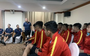 HLV Nguyễn Quốc Tuấn 'khích tướng' học trò trước cuộc đối đầu Philippines