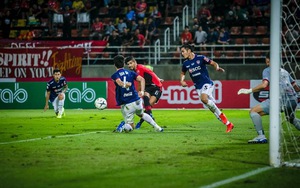 Văn Lâm xuất thần vẫn không cứu được Muangthong United