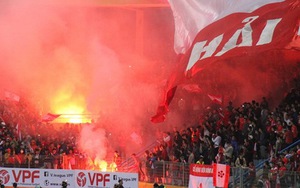 Đâu chỉ pháo sáng... làm tối V-League