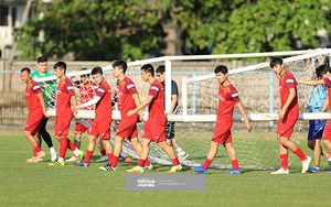 Tuấn Anh cùng Quế Ngọc Hải mang tin mừng đến thầy Park