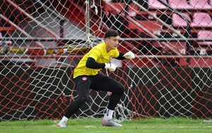 Văn Lâm chơi như lên đồng, Muangthong thua và HLV Gama từ chức