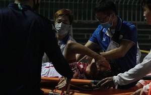 Đồng đội Công Phượng lên thẳng xe cứu thương tới bệnh viện