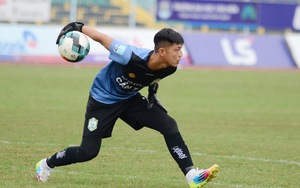 Thủ môn Cần Thơ ăn mừng kiểu khiêu khích trọng tài