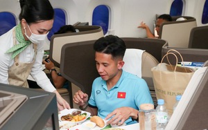 HLV Park Hang Seo nhường ghế VIP cho cầu thủ