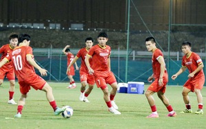 Tin ĐT Việt Nam vs Oman hôm nay 10/10: Quế Ngọc Hải đau cổ chân. Thầy Park lo mặt sân xấu