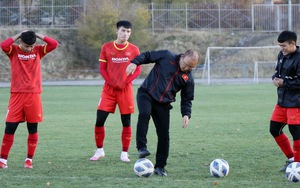 HLV Park Hang Seo thi sút xà ngang cùng cầu thủ U23 Việt Nam