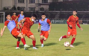 U23 Việt Nam đeo khẩu trang tập luyện, sáng nay test COVID