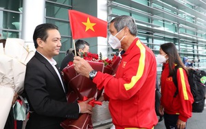 Tuyển nữ Việt Nam hạnh phúc trong ngày trở về