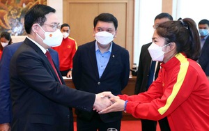Chủ tịch Quốc hội Vương Đình Huệ gặp mặt đội tuyển bóng đá nữ quốc gia