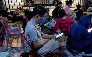 Thức xuyên đêm chờ mua vé xem U23 Việt Nam đá SEA Games