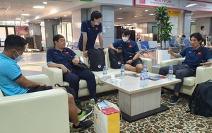 Chuyến bay trễ, U23 Việt Nam mệt mỏi khi đến Uzbekistan