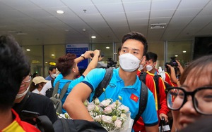 HLV Gong Oh Kyun và học trò được CĐV chào đón khi về nước