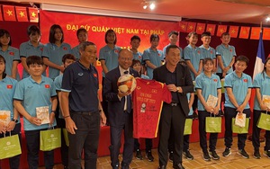 Tuyển nữ Việt Nam ra sân tập ngay ngày đầu tại Pháp