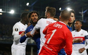 Sốc với cảnh CĐV tranh thủ 'đánh hôi' khi cầu thủ Everton và Lyon choảng nhau