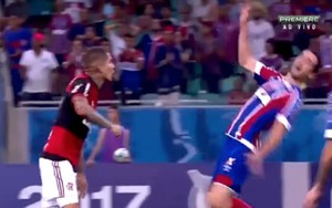 Sửng sốt với pha ăn vạ thô thiển chưa từng thấy ở giải vô địch Brazil