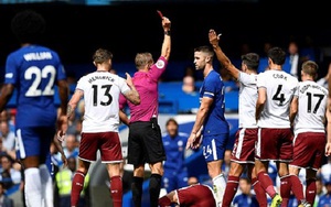 QUAY CHẬM: Gary Cahill vào bóng quá nguy hiểm, xứng đáng nhận thẻ đỏ đầu tiên của Premier League