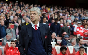 BÌNH LUẬN: Tuần cô đơn nhất của Wenger tại Arsenal