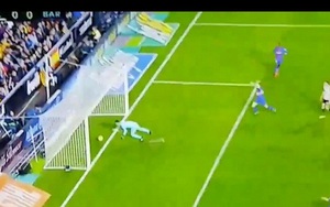 QUAY CHẬM: Messi bị cướp trắng bàn thắng dù bóng đã lăn qua vạch vôi