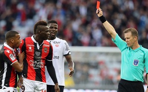 Ngày của Balotelli: Ghi bàn, bị đuổi oan và ‘đấm’ giận dữ vào mái đường hầm